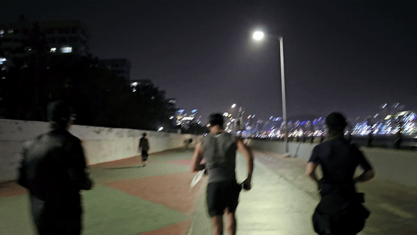 러닝 꽤 한다는 크루원들. 복귀하는 길에 이 사람들 따라 잡으려고 스퍼트 올렸다가 죽는 줄 알았어. 함부로 객기 부리기 금지~. 조경건 부산닷컴 기자