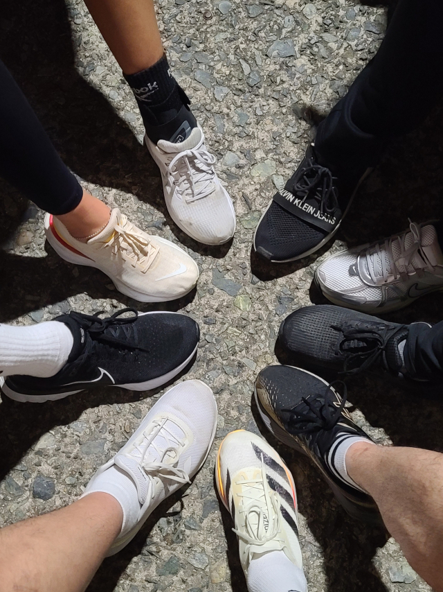 러닝크루 ‘HIT THE HIGH’ 단체 인증샷. HIT THE HIGH 제공