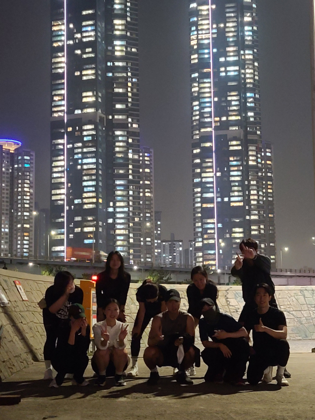 반환점에서 찍은 단체 인증샷. 잘 안 보이겠지만 제일 오른쪽 아래가 나여~. 조경건 부산닷컴 기자