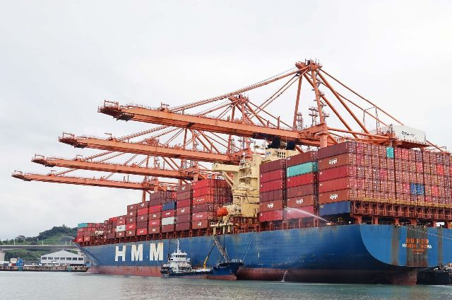 부산상공회의소가 HMM(옛 현대상선) 본사 부산 유치에 본격적으로 나섰다. HMM 소속 ‘현대타코마호’. 부산일보DB