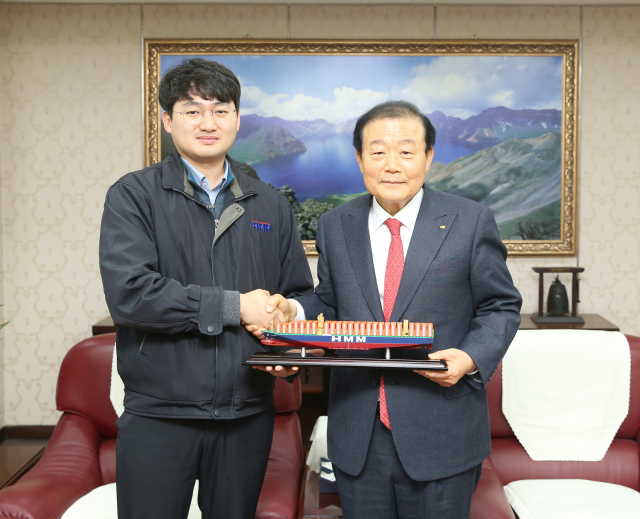 양재생(오른쪽) 부산상공회의소 회장과 전정근 HMM 해원노조위원장이 25일 부산상의에서 간담회를 가진 뒤 기념촬영을 하고 있다. 부산상의 제공