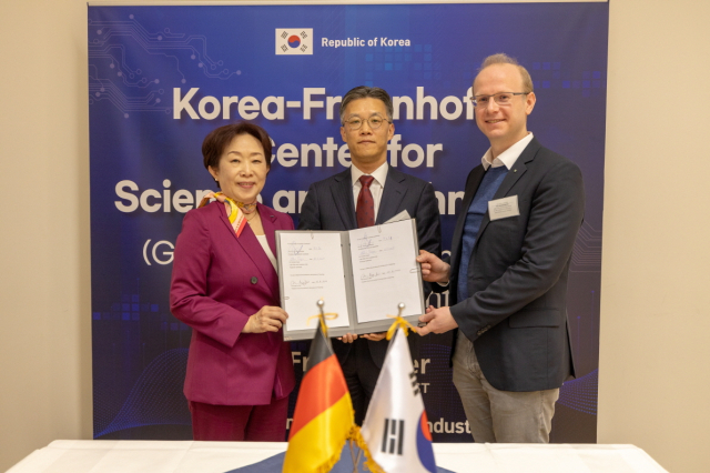 한국산업기술진흥원(KIAT)은 24일(현지시간) 독일 베를린에서 프라운호퍼 연구조합(Fraunhofer Gesellschaft)과 ‘글로벌 산업기술 협력센터 관련 협정서(LoA)’를 체결했다. (왼쪽부터) 민병주 KIAT 원장, 산업부 오승철 산업기반실장, 프라운호퍼 연구조합 요한 페클(Johann Feckl) 본부장..KIAT, 프라운호퍼 HHI 제공