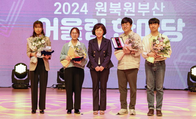 25일 부산학생교육문화회관 대강당에서 열린 2024 원북원 부산 어울림 한마당에 올해의 책으로 선정된 작가들이 기념패를 받고 기념촬영을 하고 있다. 김종진 기자 kjj1761@