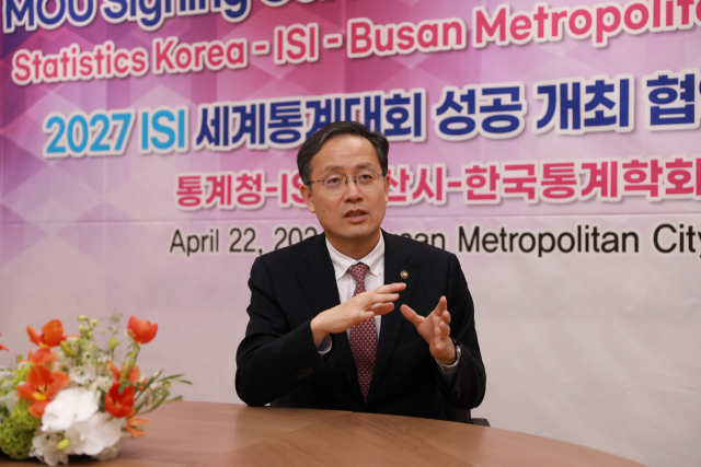 이형일 통계청장이 지난 22일 부산시를 방문, 2027년 부산 세계통계대회의 의미와 가치에 대해 설명하고 있다.