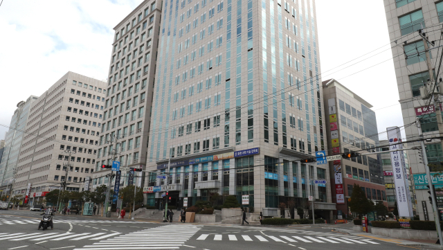 경기 침체와 수도권 대형 네트워크 로펌의 지역 진출 등으로 부산 변호사 업계가 어렵다. 한산한 부산 연제구 거제동 법조타운. 부산일보DB