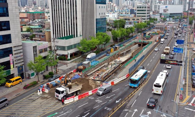 부산시의 조례나 정책들이 실효성을 보이지 못하면서 부산지역 하도급 공사 실적의 절반이 수도권 등 역외로 유출되고 있다. 25일 부산 도시철도 교대역 인근의 만덕~센텀 도시고속화도로(대심도) 공사현장 모습. 정종회 기자 jjh@