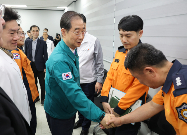 한덕수 국무총리가 25일 충청권 광역응급의료상황실을 찾아 근무자를 격려하고 있다. 연합뉴스