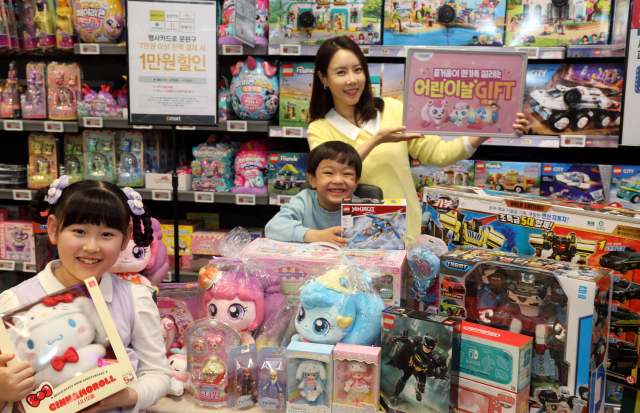 유통업계가 가정의 달을 앞두고 할인 행사와 신제품 출시 등에 열을 올리고 있다. 이마트는 다음 달 6일까지 '문·완구 페스티벌'을 진행한다. 이마트 제공