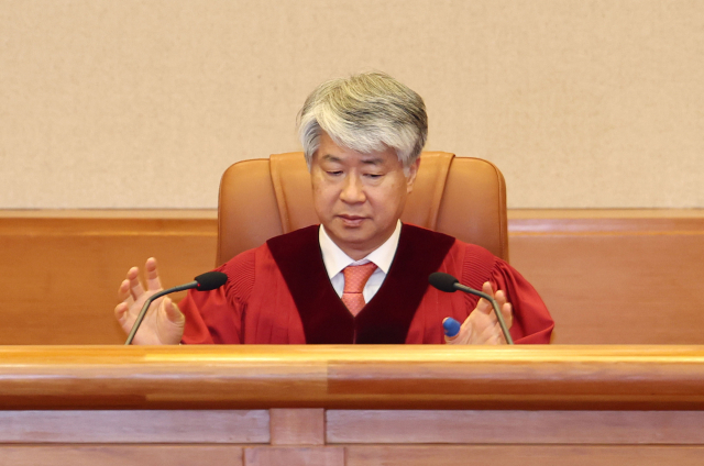 이종석 헌법재판소장이 25일 서울 종로구 헌법재판소 대심판정에서 열린 민법 제1112조 등 유류분 제도에 대한 위헌법률심판 및 헌법소원 선고를 위해 자리하고 있다. 이날 헌재는 '형제자매에게 유산상속 강제'는 유류분 제도 위헌이라고 선고했다. 연합뉴스