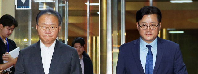 국민의힘 윤재옥 원내대표 겸 당 대표 권한대행(왼쪽 사진)과 더불어민주당 홍익표 원내대표가 23일 국회의장 주재 여야 원내대표 회동을 위해 의장실로 향하고 있다. 연합뉴스