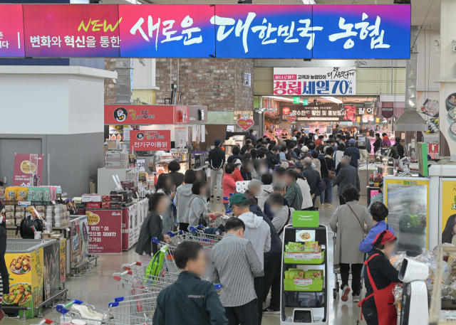 25일 서울 서초구 농협 하나로마트 양재점에서 열린 한우 한 마리 행사장이 고객들로 붐비고 있다. 연합뉴스