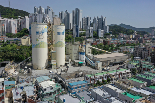 한일시멘트가 부산 사상구에 자리한 부산공장을 매각키로 최근 결정하면서 주민들이 지속적으로 제기하던 분진·소음 등의 환경 피해 민원이 사라질 것으로 기대된다. 김종진 기자 kjj1761@