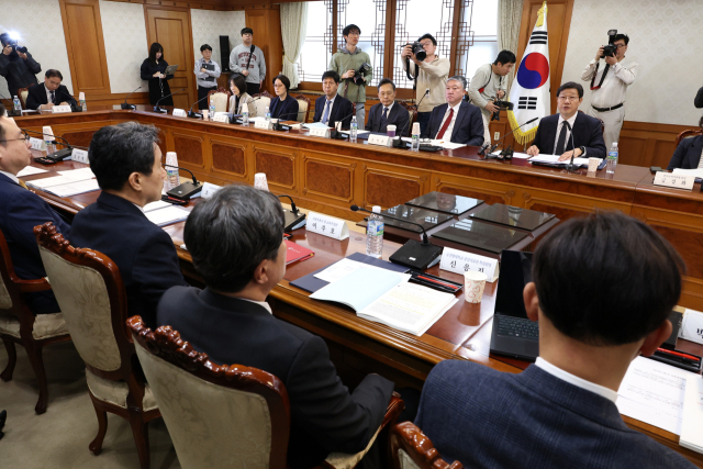 대통령 직속 의료개혁특별위원회 첫 회의가 25일 오전 서울 종로구 정부서울청사에서 열렸다. 의료개혁특위는 의료개혁을 위한 4대 과제를 해결하기 위한 사회적 협의기구로 활동할 예정이다. 연합뉴스