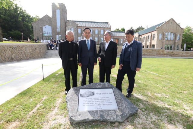 26일 부산대 새별뜰 개장식에 참석한 송기인 신부(왼쪽부터), 차정인 부산대 총장, 정광민 10·16부마민주항쟁기념사업회장, 김하기 소설가가 새롭게 설치된 ‘부마민주항쟁 발상지 표지석’ 앞에서 이야기를 나누고 있다. 정대현 기자 jhyun@