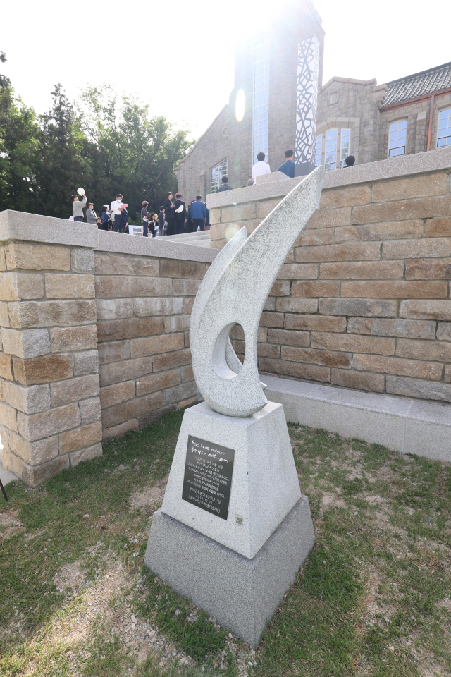 ‘부마민주항쟁 40주년 기념 표석’. 정대현 기자 jhyun@