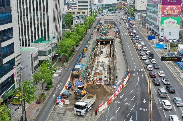 부산 도시철도 교대역 인근의 만덕~센텀 도시고속화도로(대심도) 공사현장 모습. 부산 하도급 공사 실적의 절반이 역외로 유출되고 있다는 지적이 나오는 가운데, 부산의 대표적 SOC 사업인 만덕-센텀 도시고속화도로 공사에서도 지역 하도급 업체는 소외된 것으로 알려졌다. 정종회 기자 jjh@