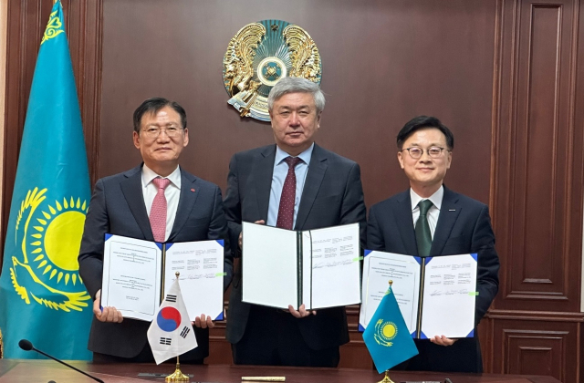 지난 24일 카자흐스탄 수도인 아스타나에서 한전KPS 김홍연 사장, 카자흐스탄 에너지부 예심카노브 순갓트 차관, 두산에너빌리티 김정관 부사장(이상 왼쪽부터)이 3자간 ‘노후발전소 성능개선사업을 위한 MOU’를 체결했다. 한전KPS 제공