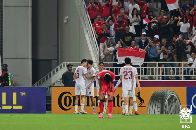 26일(한국시간) 카타르 도하 압둘라 빈 칼리파 스타디움에서 열린 AFC U-23 아시안컵 한국과 인도네시아의 8강전 경기. 인도네시아 선수들이 득점하자 한국 선수가 고개를 숙이고 있다. 연합뉴스