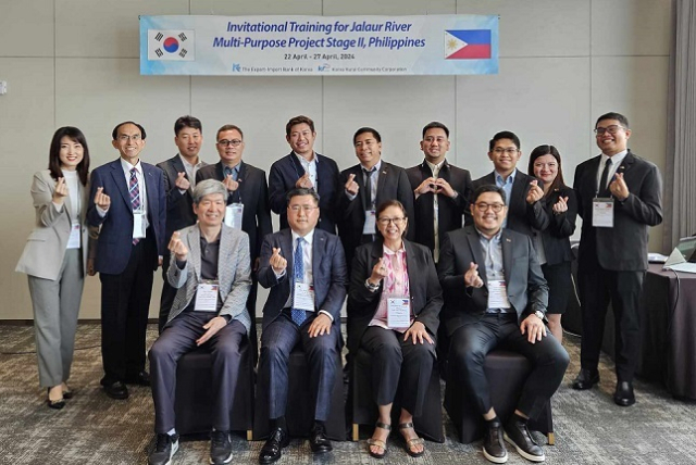 한국농어촌공사는 지난 22일부터 27일까지 필리핀 국립관개청 부청장 등 고위급 공직자 9명을 초청해 필리핀 할라우강 다목적사업 역량 강화 연수를 진행했다. 사진은 개강식 기념촬영. 농어촌공사 제공
