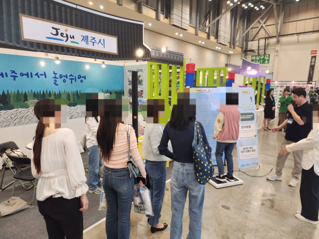 제주시가 마련한 부스에는 '스테퍼 챌린지'에 참여하려는 시민들이 길게 줄을 섰다.