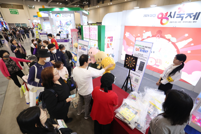 국내 자치단체 축제가 한자리에 모인 ‘제4회 대한민국 대표 축제 박람회’가 26일 부산 벡스코에서 사흘간의 일정을 알리며 막을 올렸다. 부산일보 등 전국 9개 지역 일간지가 참여하는 한국지방신문협회는 이날 오후 부산 해운대구 벡스코 제1전시장 3홀에서 전국 자치단체 관계자와 관람객 등이 참석한 가운데 개막식을 가졌다. 문화체육관광부와 한국관광공사 등이 후원하고 (주)한국전시산업원이 주관하는 이번 박람회에는 부산시를 비롯해 전국 자치단체, 기업 등 115곳이 참여했다. 정대현 기자 jhyun@