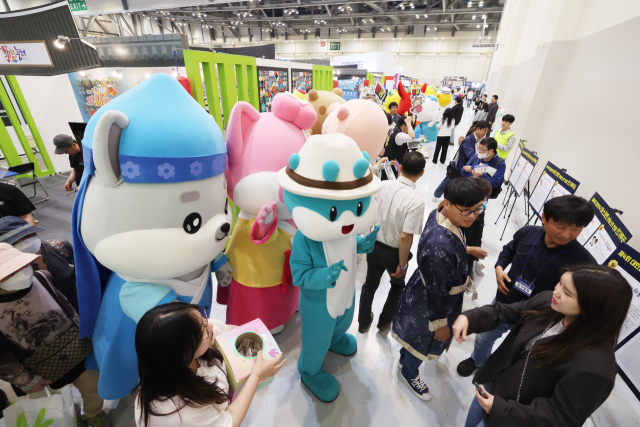 국내 자치단체 축제가 한자리에 모인 ‘제4회 대한민국 대표 축제 박람회’가 26일 부산 벡스코에서 사흘간의 일정을 알리며 막을 올렸다. 부산일보 등 전국 9개 지역 일간지가 참여하는 한국지방신문협회는 이날 오후 부산 해운대구 벡스코 제1전시장 3홀에서 전국 자치단체 관계자와 관람객 등이 참석한 가운데 개막식을 가졌다. 문화체육관광부와 한국관광공사 등이 후원하고 (주)한국전시산업원이 주관하는 이번 박람회에는 부산시를 비롯해 전국 자치단체, 기업 등 115곳이 참여했다. 정대현 기자 jhyun@