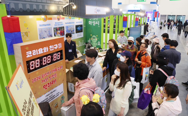 국내 자치단체 축제가 한자리에 모인 ‘제4회 대한민국 대표 축제 박람회’가 26일 부산 벡스코에서 사흘간의 일정을 알리며 막을 올렸다. 부산일보 등 전국 9개 지역 일간지가 참여하는 한국지방신문협회는 이날 오후 부산 해운대구 벡스코 제1전시장 3홀에서 전국 자치단체 관계자와 관람객 등이 참석한 가운데 개막식을 가졌다. 문화체육관광부와 한국관광공사 등이 후원하고 (주)한국전시산업원이 주관하는 이번 박람회에는 부산시를 비롯해 전국 자치단체, 기업 등 115곳이 참여했다. 정대현 기자 jhyun@