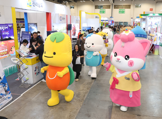 국내 자치단체 축제가 한자리에 모인 ‘제4회 대한민국 대표 축제 박람회’가 26일 부산 벡스코에서 사흘간의 일정을 알리며 막을 올렸다. 부산일보 등 전국 9개 지역 일간지가 참여하는 한국지방신문협회는 이날 오후 부산 해운대구 벡스코 제1전시장 3홀에서 전국 자치단체 관계자와 관람객 등이 참석한 가운데 개막식을 가졌다. 문화체육관광부와 한국관광공사 등이 후원하고 (주)한국전시산업원이 주관하는 이번 박람회에는 부산시를 비롯해 전국 자치단체, 기업 등 115곳이 참여했다. 정대현 기자 jhyun@