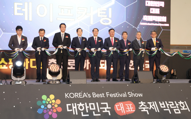 국내 자치단체 축제가 한자리에 모인 ‘제4회 대한민국 대표 축제 박람회’가 26일 부산 벡스코에서 사흘간의 일정을 알리며 막을 올렸다. 부산일보 등 전국 9개 지역 일간지가 참여하는 한국지방신문협회는 이날 오후 부산 해운대구 벡스코 제1전시장 3홀에서 전국 자치단체 관계자와 관람객 등이 참석한 가운데 개막식을 가졌다. 문화체육관광부와 한국관광공사 등이 후원하고 (주)한국전시산업원이 주관하는 이번 박람회에는 부산시를 비롯해 전국 자치단체, 기업 등 115곳이 참여했다. 정대현 기자 jhyun@