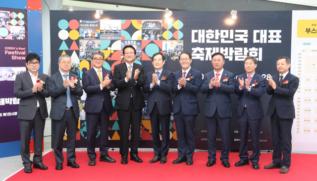 국내 자치단체 축제가 한자리에 모인 ‘제4회 대한민국 대표 축제 박람회’가 26일 부산 벡스코에서 사흘간의 일정을 알리며 막을 올렸다. 부산일보 등 전국 9개 지역 일간지가 참여하는 한국지방신문협회는 이날 오후 부산 해운대구 벡스코 제1전시장 3홀에서 전국 자치단체 관계자와 관람객 등이 참석한 가운데 개막식을 가졌다. 문화체육관광부와 한국관광공사 등이 후원하고 (주)한국전시산업원이 주관하는 이번 박람회에는 부산시를 비롯해 전국 자치단체, 기업 등 115곳이 참여했다. 정대현 기자 jhyun@