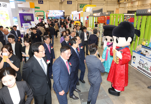 국내 자치단체 축제가 한자리에 모인 ‘제4회 대한민국 대표 축제 박람회’가 26일 부산 벡스코에서 사흘간의 일정을 알리며 막을 올렸다. 부산일보 등 전국 9개 지역 일간지가 참여하는 한국지방신문협회는 이날 오후 부산 해운대구 벡스코 제1전시장 3홀에서 전국 자치단체 관계자와 관람객 등이 참석한 가운데 개막식을 가졌다. 문화체육관광부와 한국관광공사 등이 후원하고 (주)한국전시산업원이 주관하는 이번 박람회에는 부산시를 비롯해 전국 자치단체, 기업 등 115곳이 참여했다. 정대현 기자 jhyun@