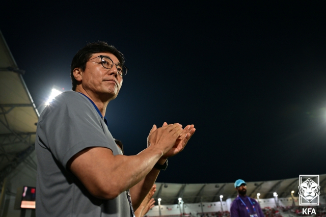 26일(한국시간) 카타르 도하 압둘라 빈 칼리파 스타디움에서 열린 2024 AFC U-23 아시안컵 8강전 한국과 인도네시아의 경기에 앞서 황선홍 감독이 선수들을 독려하고 있다. 연합뉴스