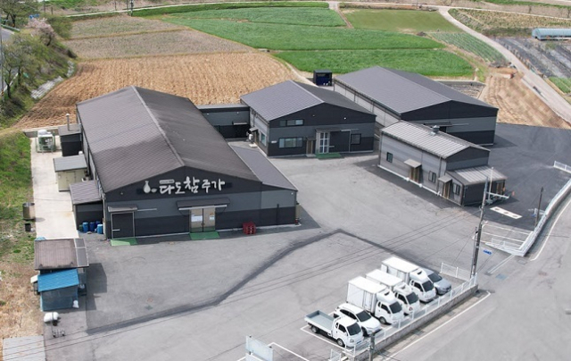 전남 나주시 다도면 신촌2길에 위치한 다도참주가. 위생적이고 현대적인 생산 설비를 통해 방문객에게 최신화된 막걸리 제조 공정 견학이 가능한 곳이다. 지역의 농산물(딸기·한라봉)을 이용한 과일 탁주를 생산한다. 농식품부 제공