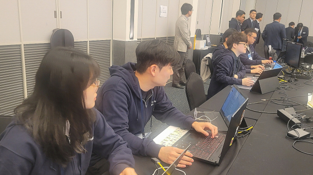 ‘락드쉴즈 2024’ 훈련 중 사이버공격에 방어하고 있는 참가자들. 한전KDN 제공