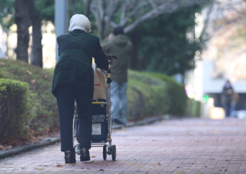 일본 도쿄에서 한 노인이 보행을 돕는 손수레에 의지해 걸어 가고 있다. <한 걸음 뒤의 세상>은 인구 감소와 고령화로 후퇴 현상이 심화하는 현실을 솔직하게 이야기해 보자고 말한다. 연합뉴스