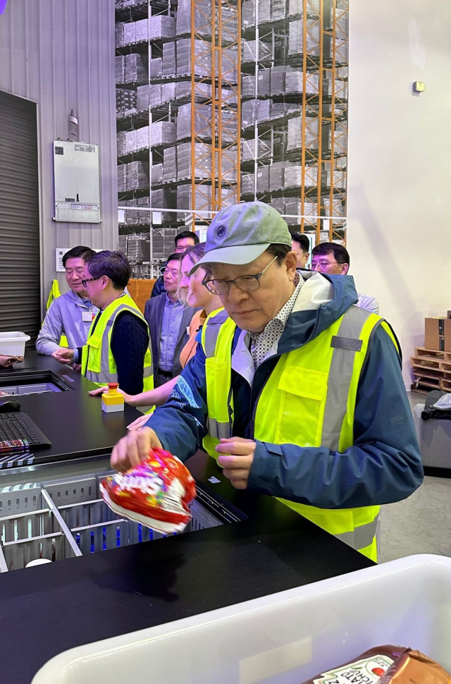 GS 허태수 회장이 미국 시애틀 마이크로소프트사 IEC에서 AI 디지털 기술을 활용한 상품 인식 자동화 설비를 살피고 있다.GS 제공