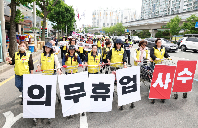 노동절인 1일 대형마트 의무휴업 평일 전환 추진에 반발해 마트 노동자들이 카트를 끌고 부산시청에서 2024 세계노동절 부산대회 행사장으로 행진을 하고 있는 모습. 정대현 기자 jhyun@