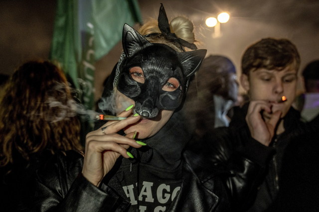 대마초가 합법화된 독일 베를린에서 사람들이 마리화나를 피우고 있다. 연합뉴스