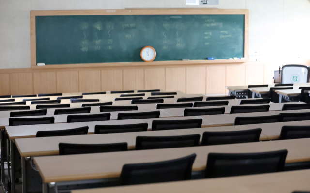 29일 오전 전남대학교 의과대학 강의실이 텅 비어있다. '집단 이탈' 사태로 학사일정이 중단된 전남대학교 의과대학은 이날 온라인 강의 방식으로 개강했다. 연합뉴스