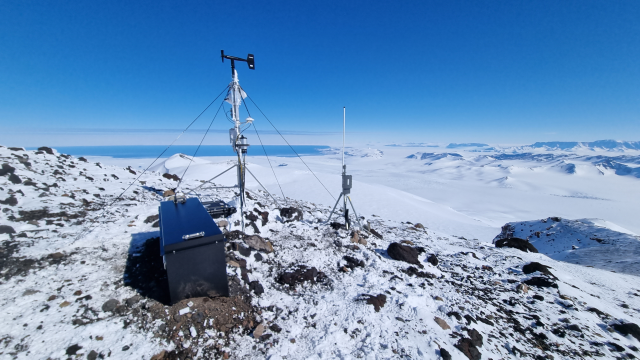남극 통신 네트워크 구축 및 데이터 전송 실증 실험 수행. 약 해발 2800m 마운트멜번 정상 관측소에 설치된 IoET 디바이스. 극지연구소 제공