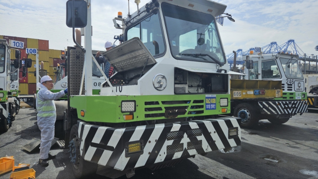 대형 항만을 끼고 있는 부울경의 대기질 관리를 위해 관련 기관들이 공동 대처에 나섰다. 사진은 지난해 5월 부산항 신항 야적장에서 공회전으로 인한 미세먼지를 줄이기 위해 야드트랙터에 공회전제한장치를 설치하는 모습. 부산일보DB