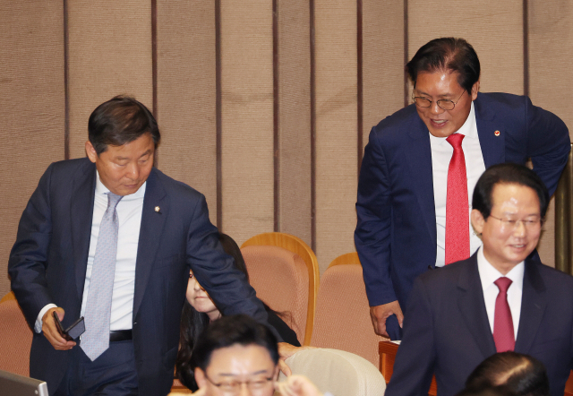 국민의힘 이철규(왼쪽), 송석준 의원이 2일 국회에서 열린 본회의에서 인사를 하고 있다. 연합뉴스