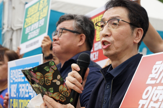 한국암환자권익협의회 김성주(오른쪽) 회장이 지난달 22일 국회 앞에서 열린 기자회견에서 진료 정상화를 촉구하고 있다. 한국암환자권익협의회 제공
