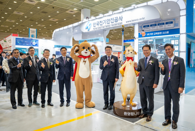 한국전기안전공사 부스를 방문한 내빈들(왼쪽 세 번째 산업부 최남호 2차관, 오른쪽 두 번째 전기안전공사 박지현 사장). 전기안전공사 제공