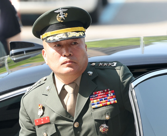 2024년 5월 4일 당시 김계환 해병대 사령관이 순직 해병 사건 수사외압 의혹 관련 조사를 받기 위해 정부과천청사 고위공직자범죄수사처(공수처)로 들어가고 있다. 연합뉴스