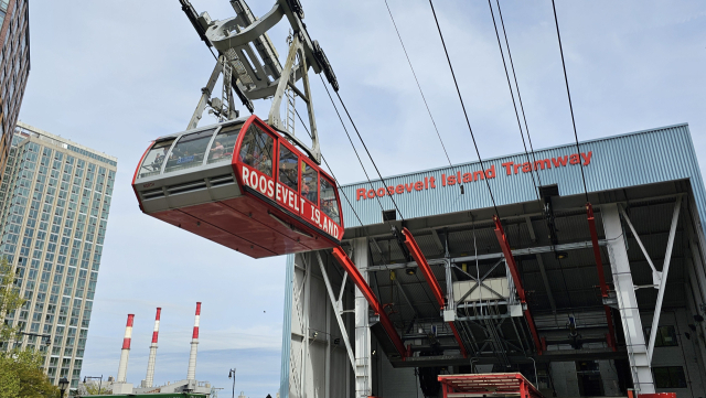 통근용을 넘어 관광용으로 활용 중인 루즈벨트 아일랜드 트램웨이 전경. 김태권 기자