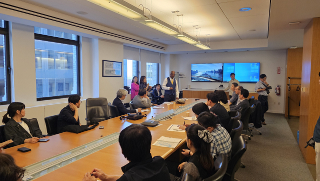 낙동강협의회가 뉴욕시 도시계획국 담당자와 뉴욕시의 토지이용과 워터프런트 종합계획에 대해 공유하는 시간을 갖고 있다. 김태권 기자