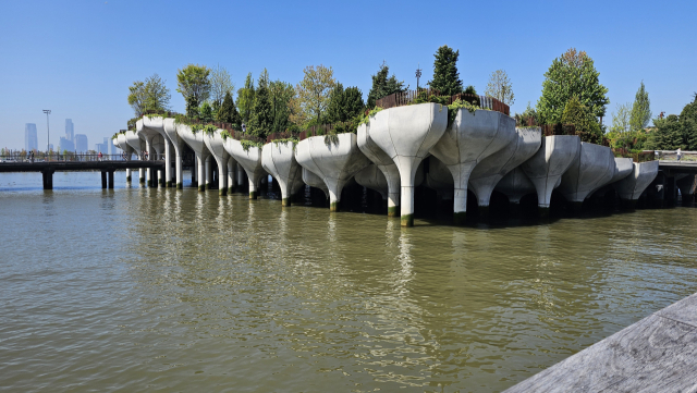 132개 콘크리트 기둥에 의해 수면에서 떠 있는 리틀 아일랜드 전경. 김태권 기자
