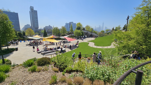 낙동강협의회가 인공섬인 리틀 아일랜드를 시찰 중인 가운데 편의시설에 방문객들이 쉬고 있다. 김태권 기자