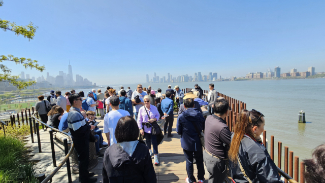 리틀 아일랜드 정상에서 인근 허드슨야드 등에 건립된 초고층 빌딩을 감상하고 있는 관광객들. 김태권 기자